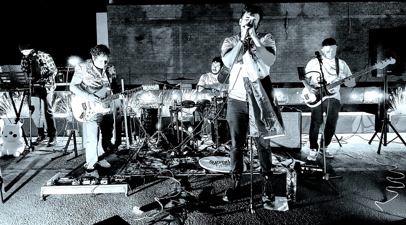 Queremos Pastel tocando en vivo en una terraza