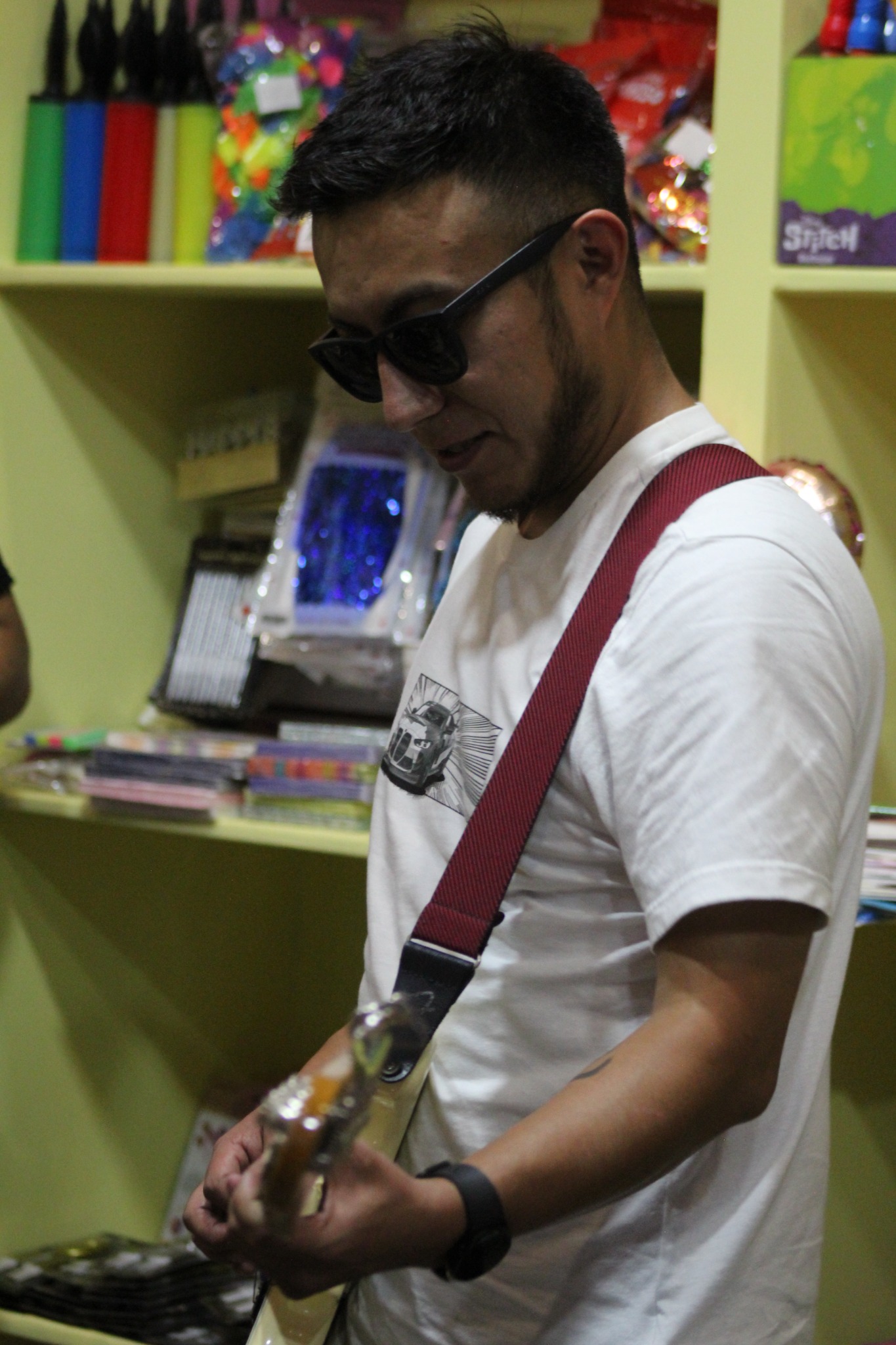 Bajista de Queremos Pastel tocando