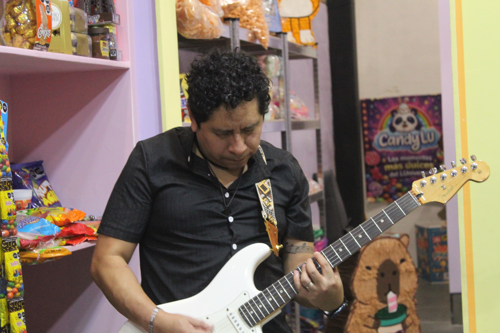 Guitarrista de Queremos Pastel tocando