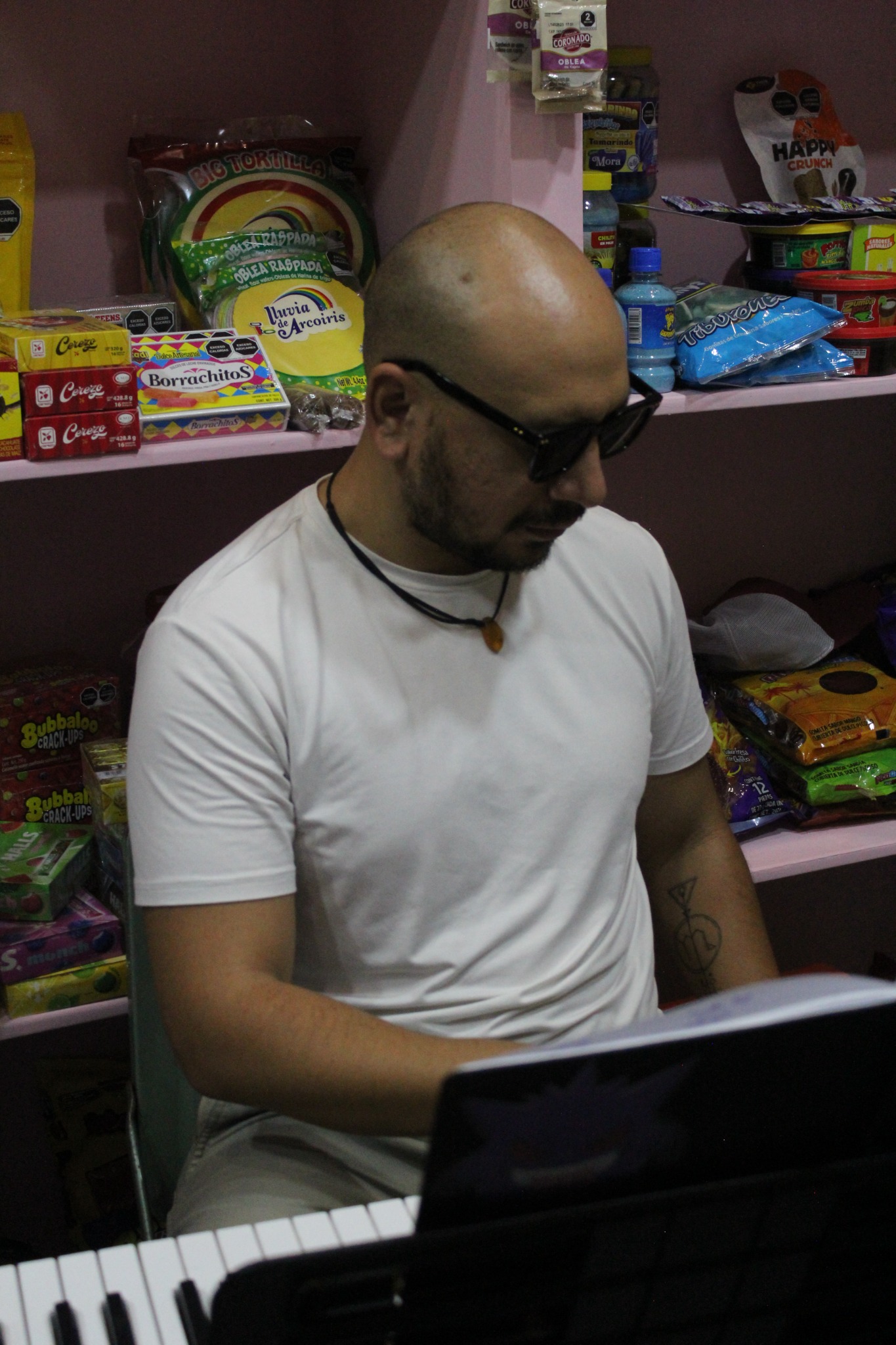 Tecladista de Queremos Pastel tocando